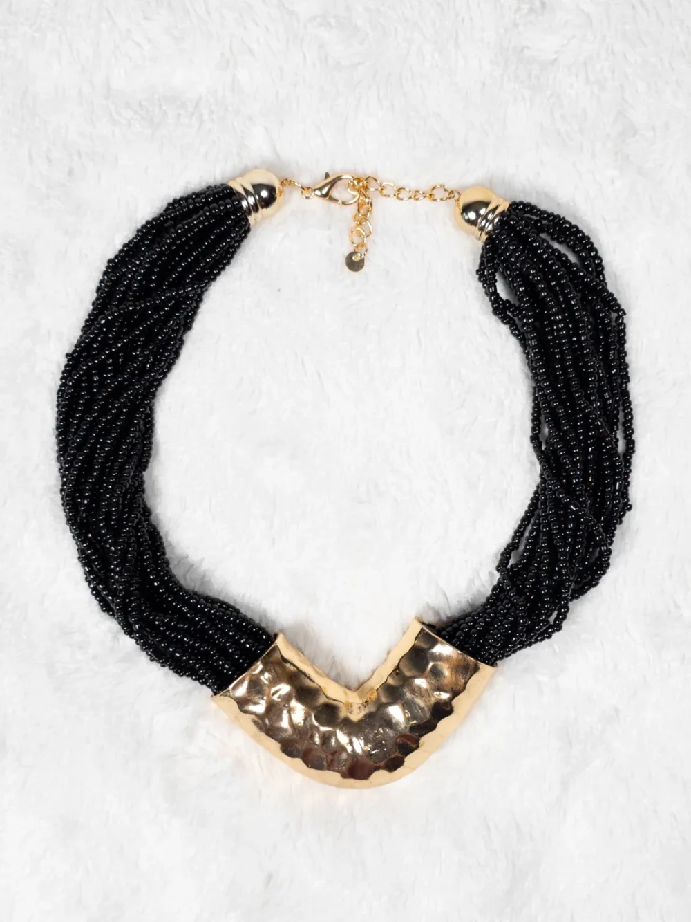 Naszyjnik czarne koraliki ze złotym elementem V – widok z przodu