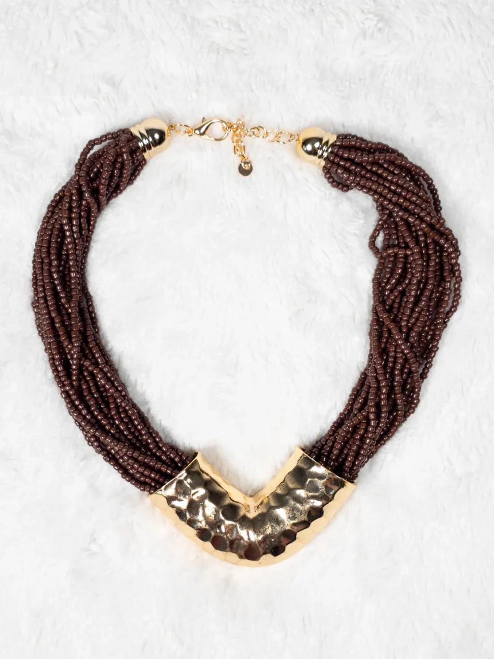 Naszyjnik brązowy z koralików ze złotym elementem V – widok na całość