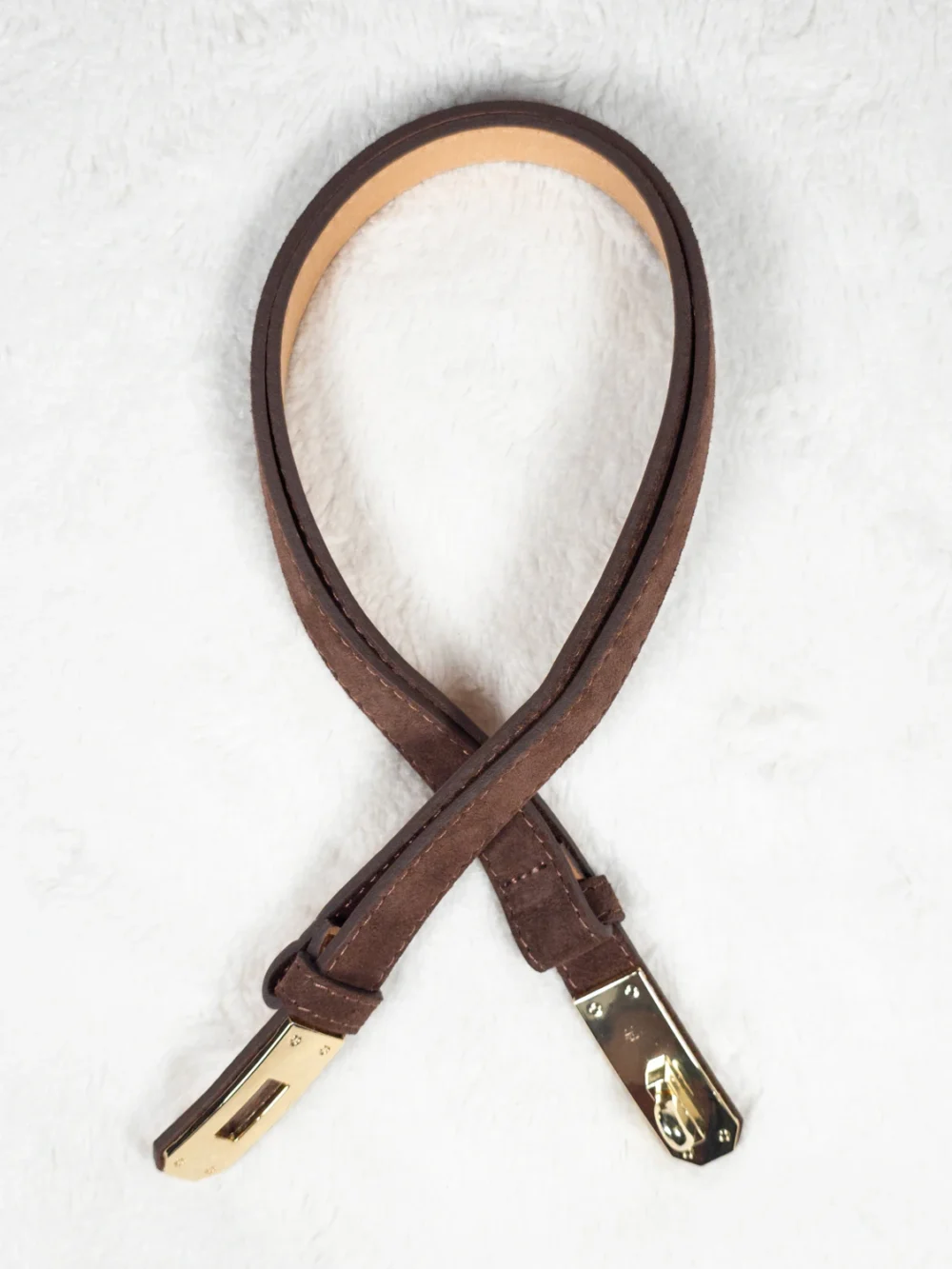 pasek damski krótki 56 cm w kolorze mlecznej czekolady ze złotym zapięciem