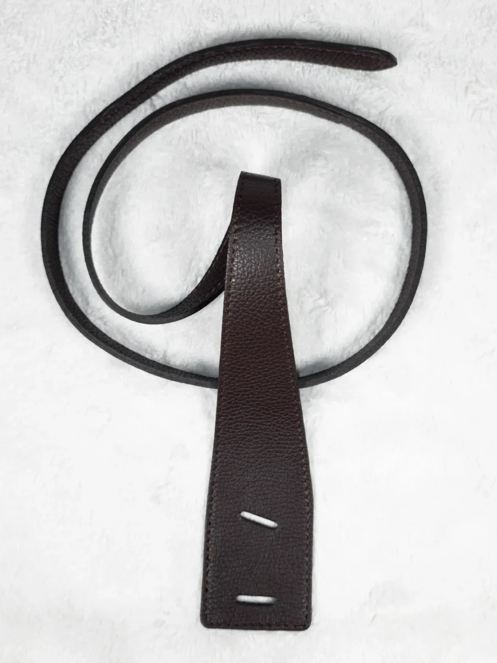 Stylowy pasek przeciągany bez klamry w kolorze ciemnej czekolady