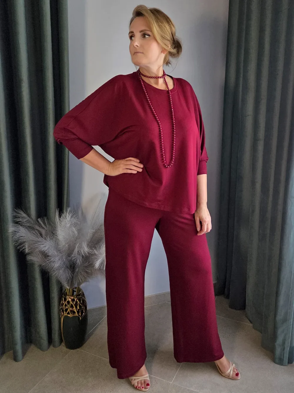 Stylowy zestaw damski – bordowa bluzka i szerokie spodnie na gumce