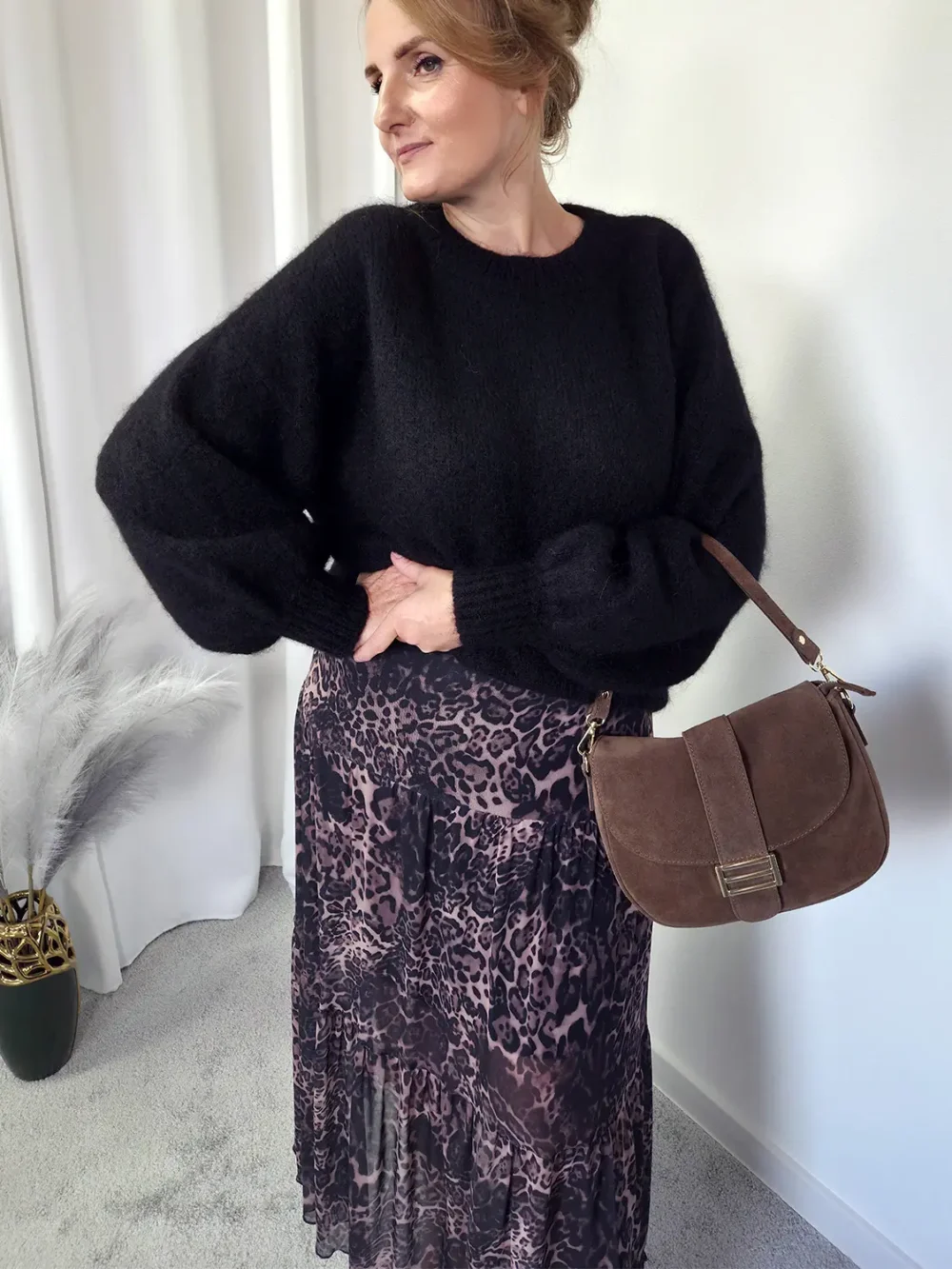 Długa spódnica w panterkę ciemną – widok całości stylizacji