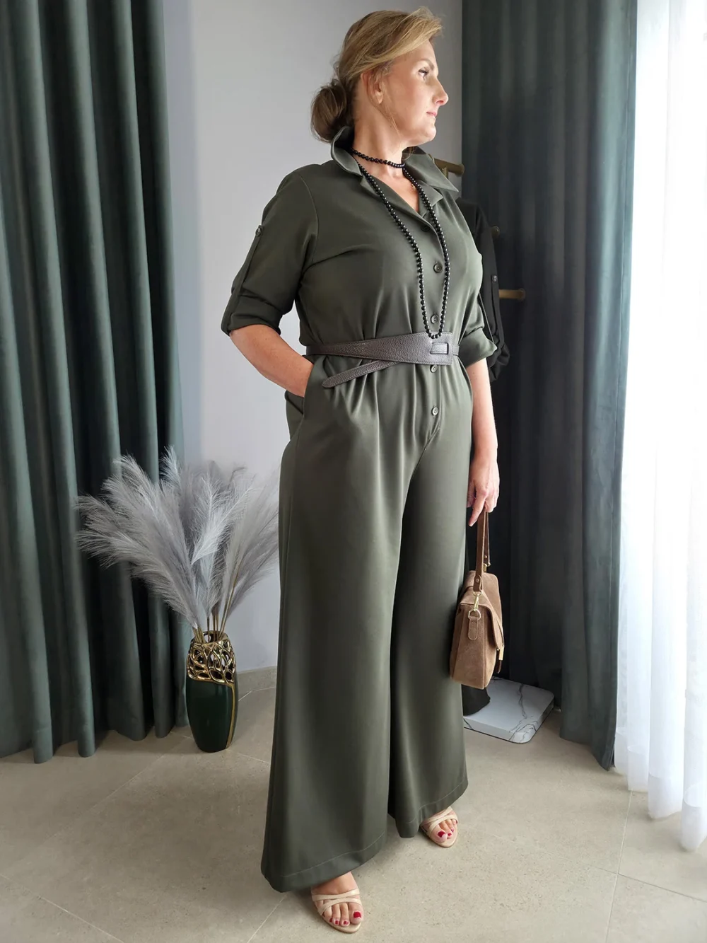 Elegancki kombinezon khaki z paskiem gumą – pełna sylwetka