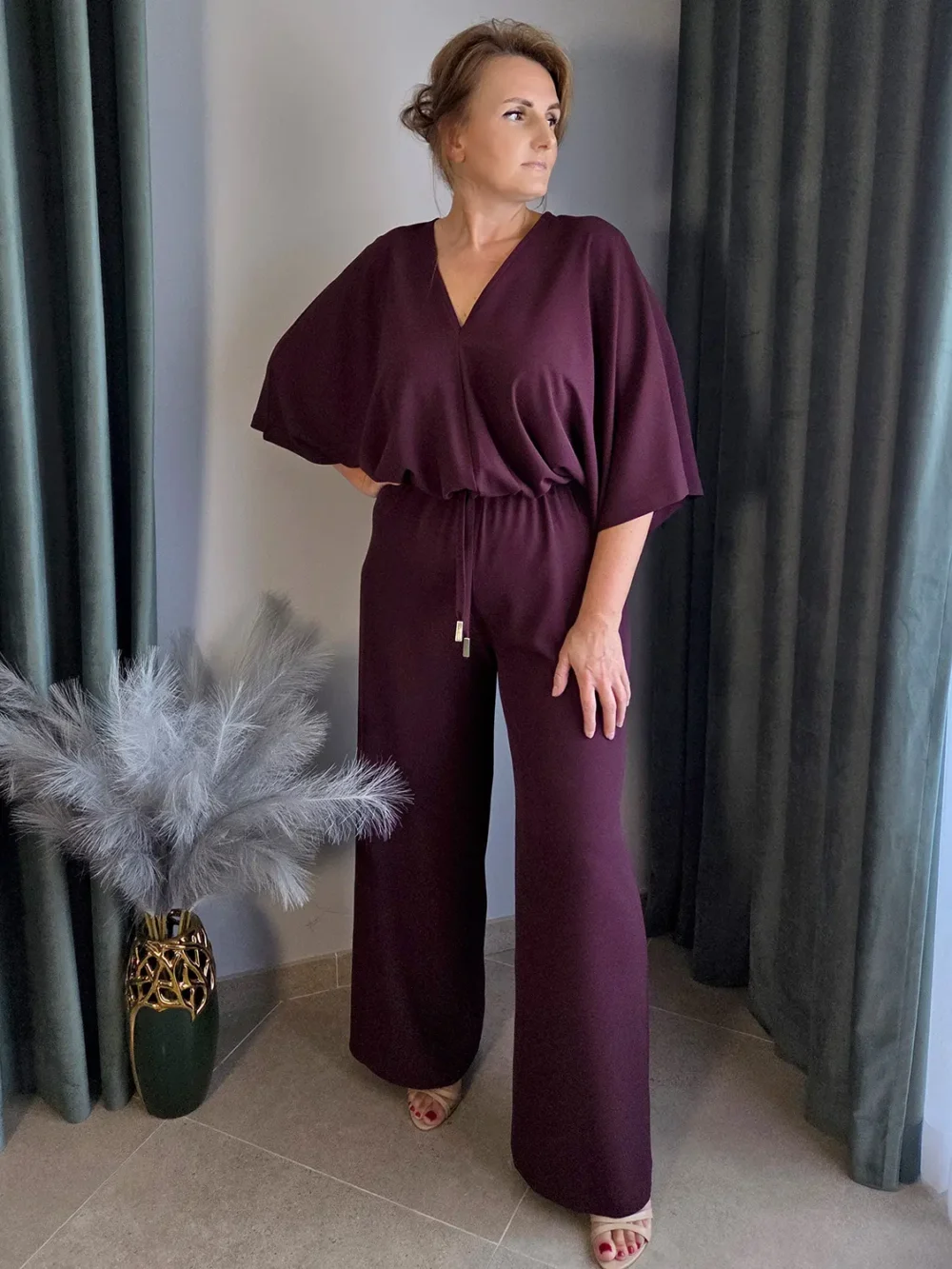 Kombinezon damski bakłażanowy z paskiem – fason kimono, szeroka nogawka