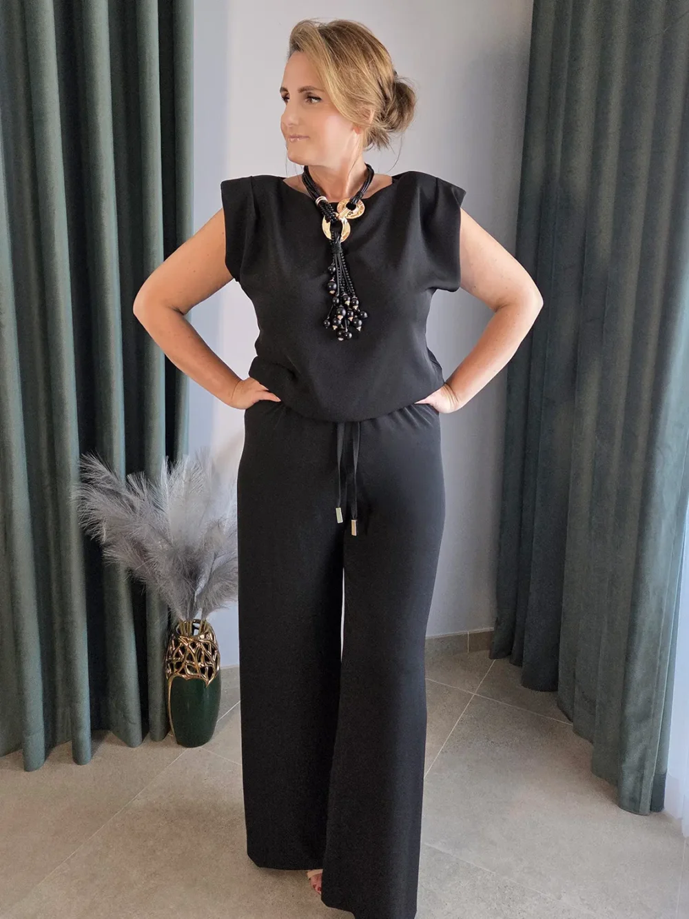 Kombinezon damski w kolorze czarnym z szerokimi spodniami