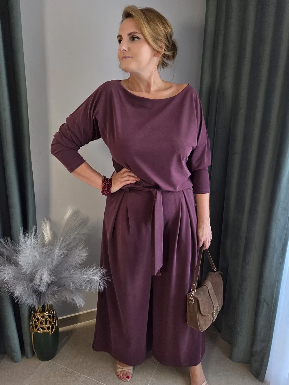 Komplet damski w kolorze śliwki | bluzka i szerokie spodnie z paskiem