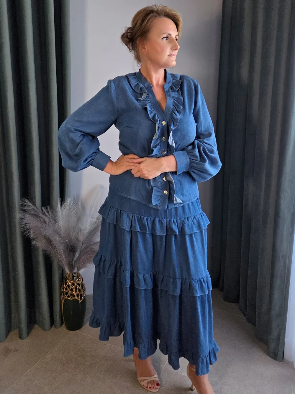 Koszula damska z falbanami i spódnica midi – jeansowy komplet, widok z przodu