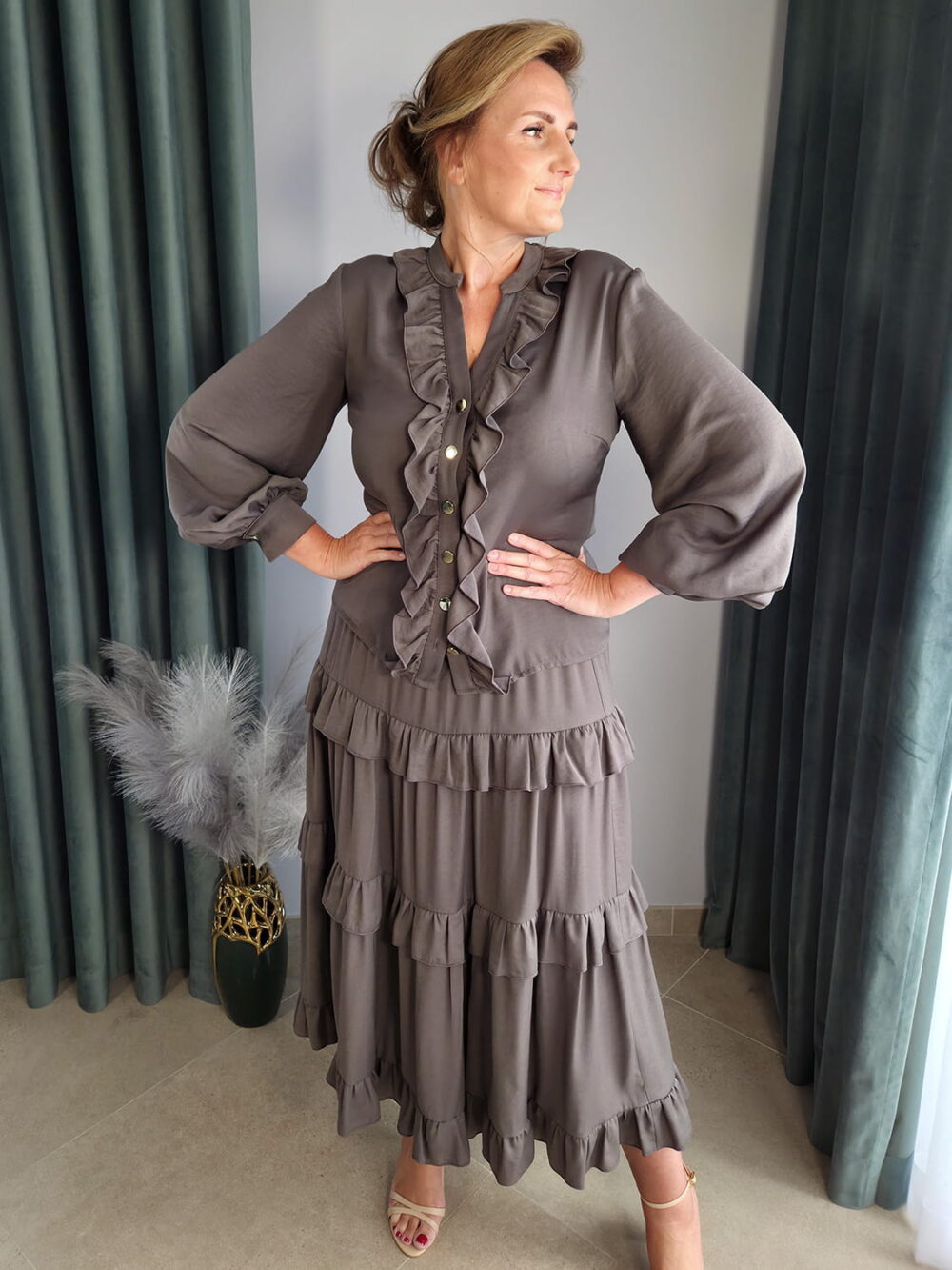 Komplet spódnica i bluzka z falbanami w kolorze mokka