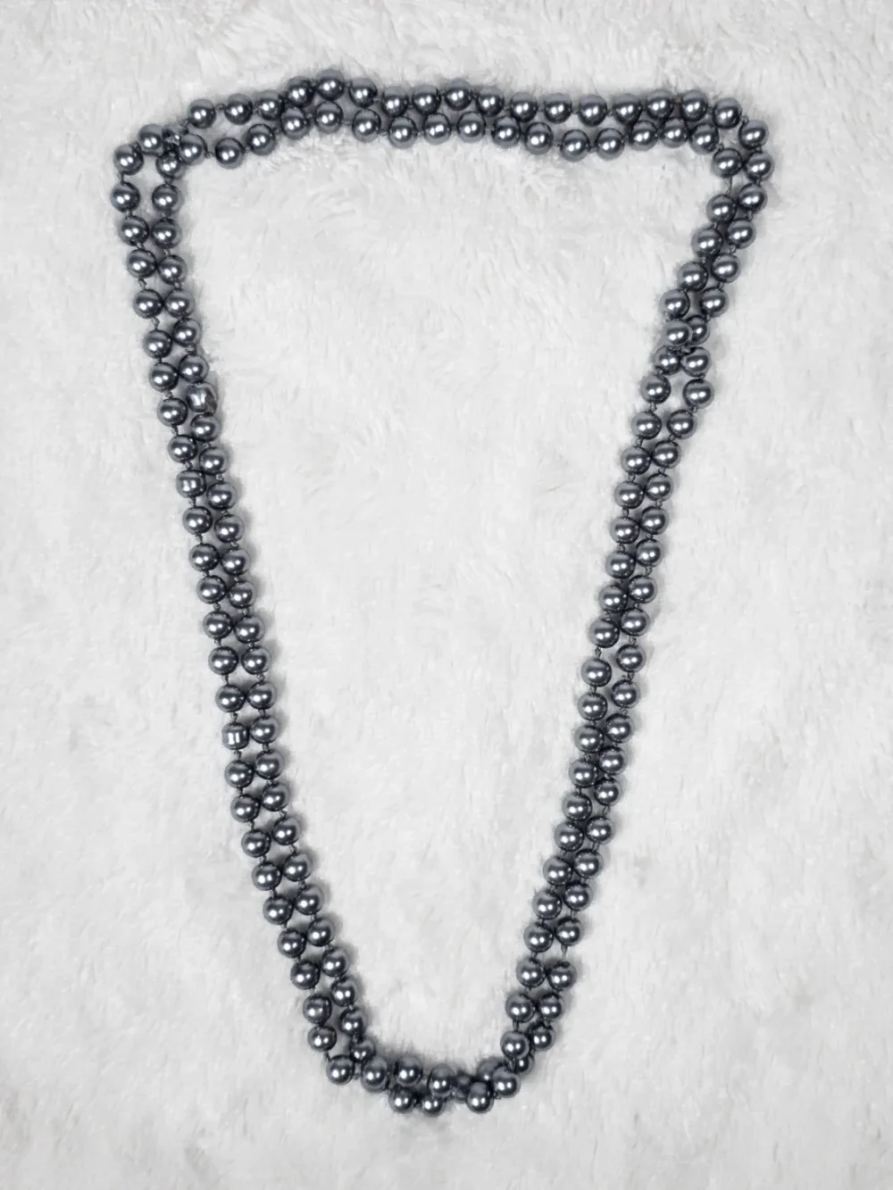 długie korale w kolorze srebrnym