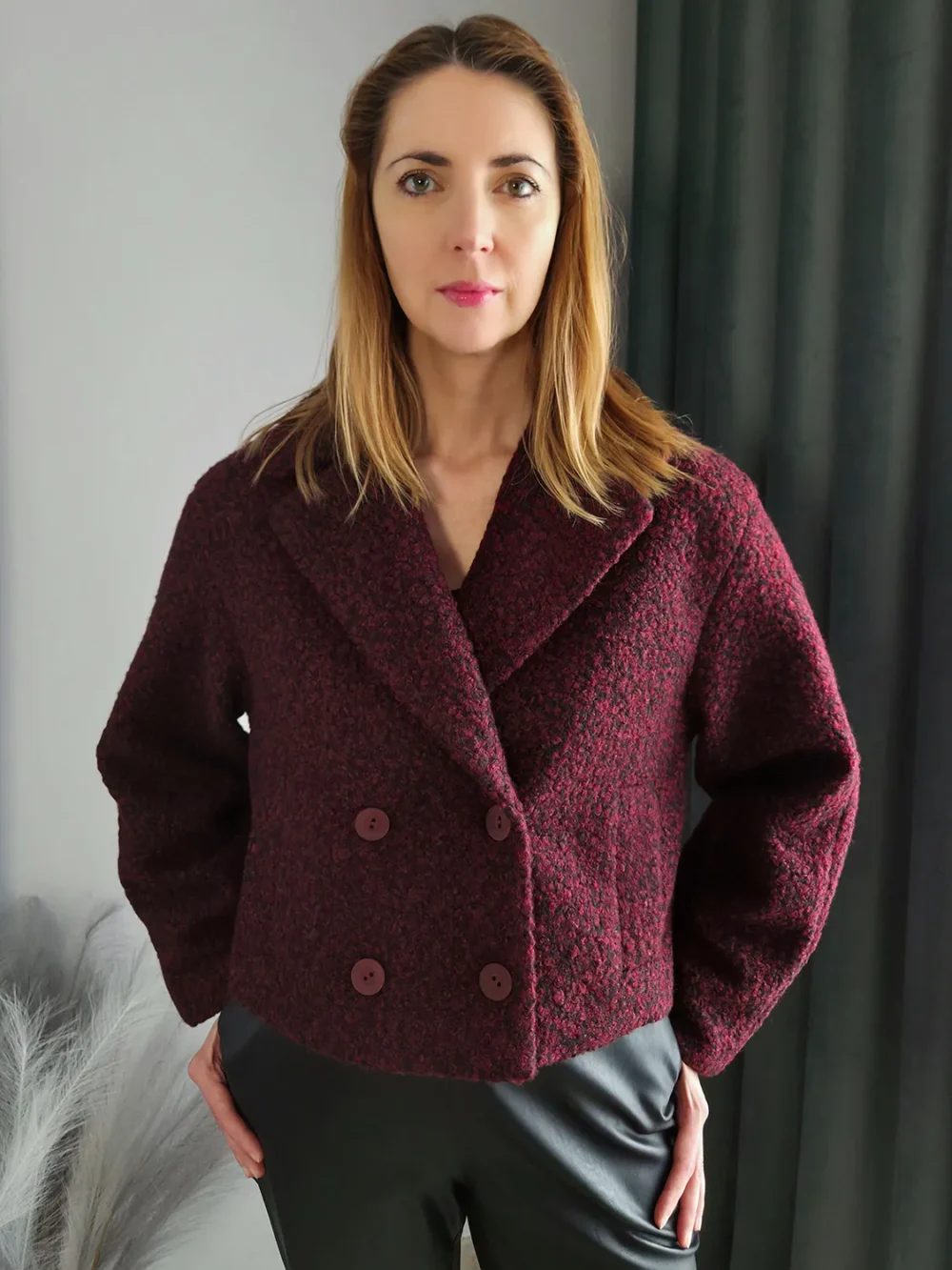Dwurzędowa kurtka w kolorze bordo, krótki fason, struktura boucle