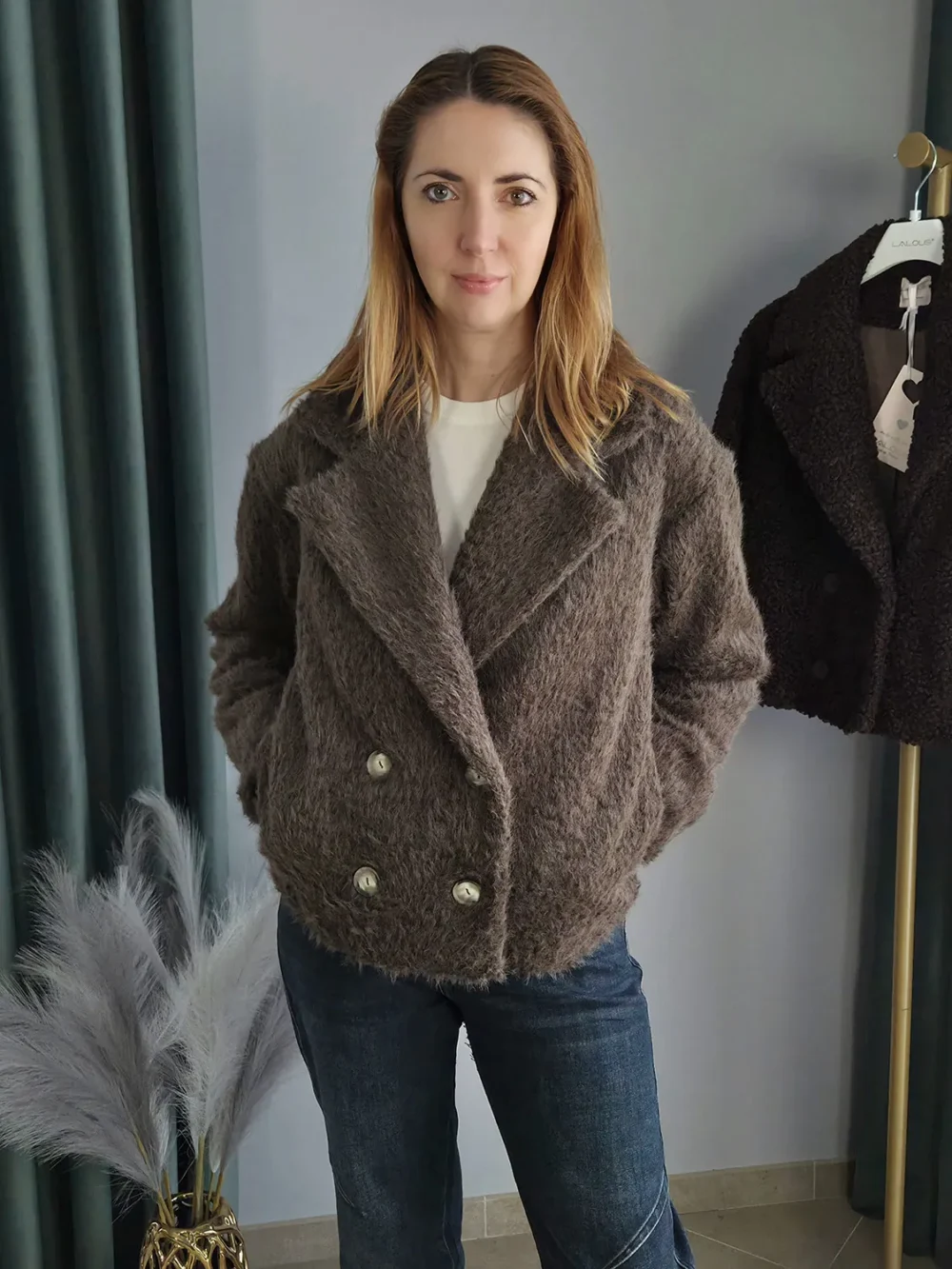 Stylowa kurtka dwurzędowa z miękkiego futerka w kolorze gorzkiej czekolady