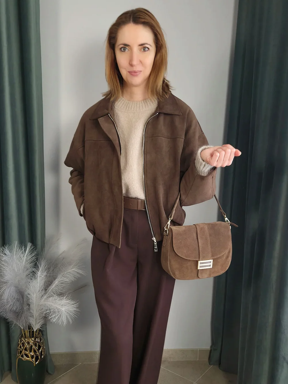 Krótka kurtka damska z eco zamszu – mleczna czekolada, stylizacja przód