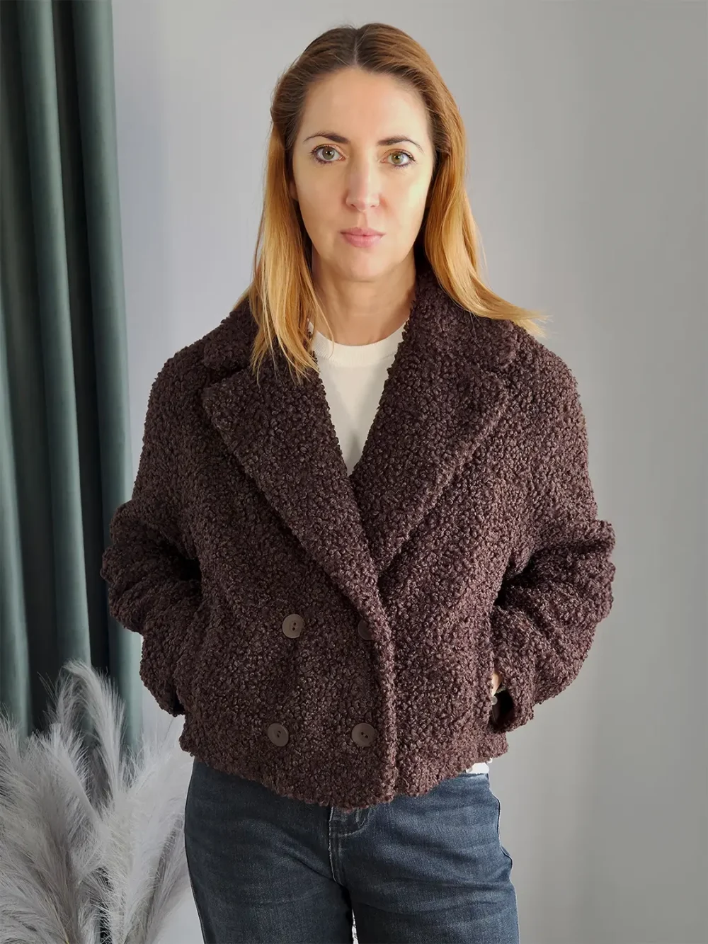 Kurtka o strukturze misia z szerokim kołnierzem i dwurzędowym zapięciem