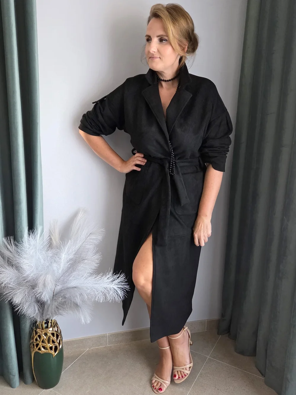 Płaszcz damski Lucia z paskiem w kolorze czarnym