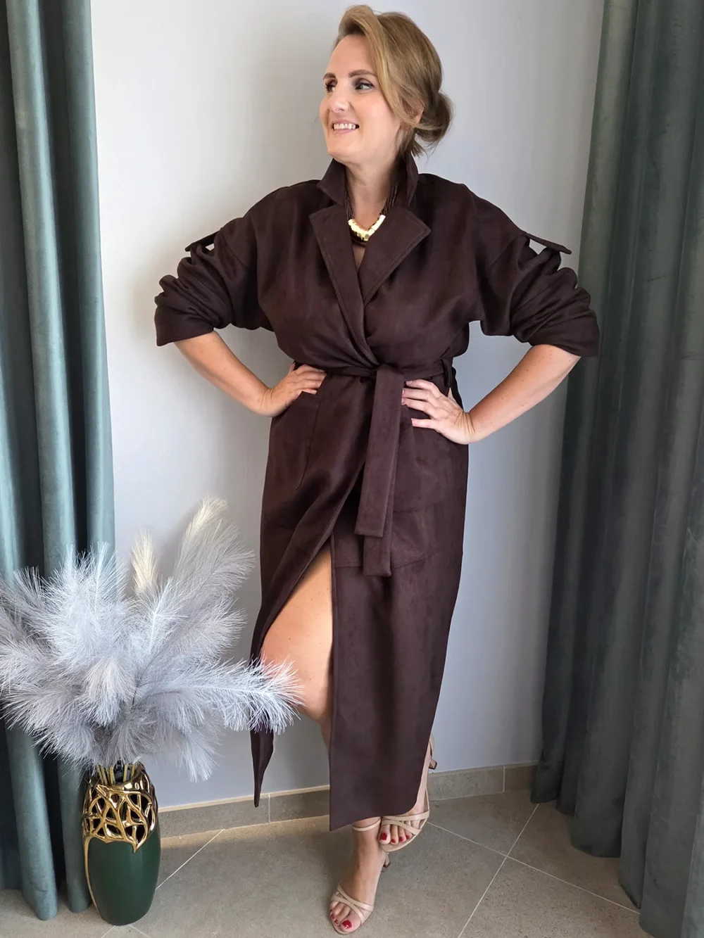 Płaszcz damski Lucia z paskiem w kolorze ciemnej czekolady