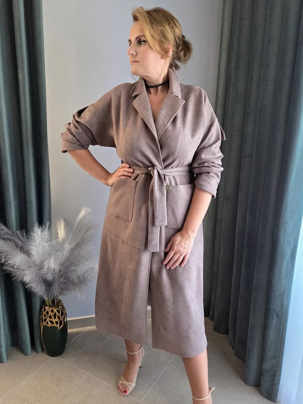 Stylowy płaszcz wiązany w pasie w kolorze mokka