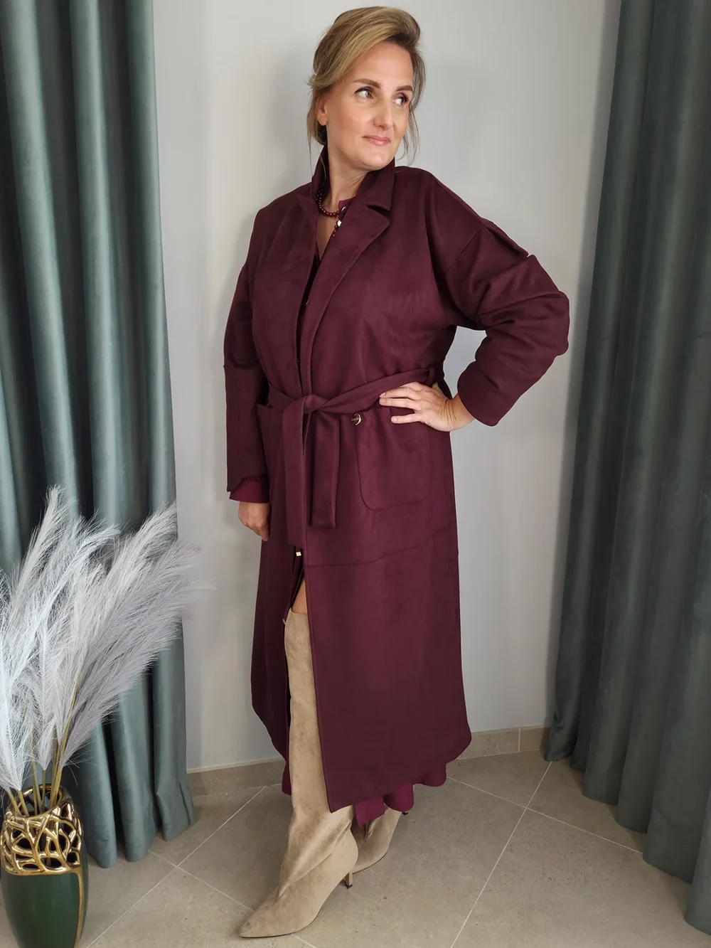 Stylowy płaszcz wiązany w pasie w kolorze wina