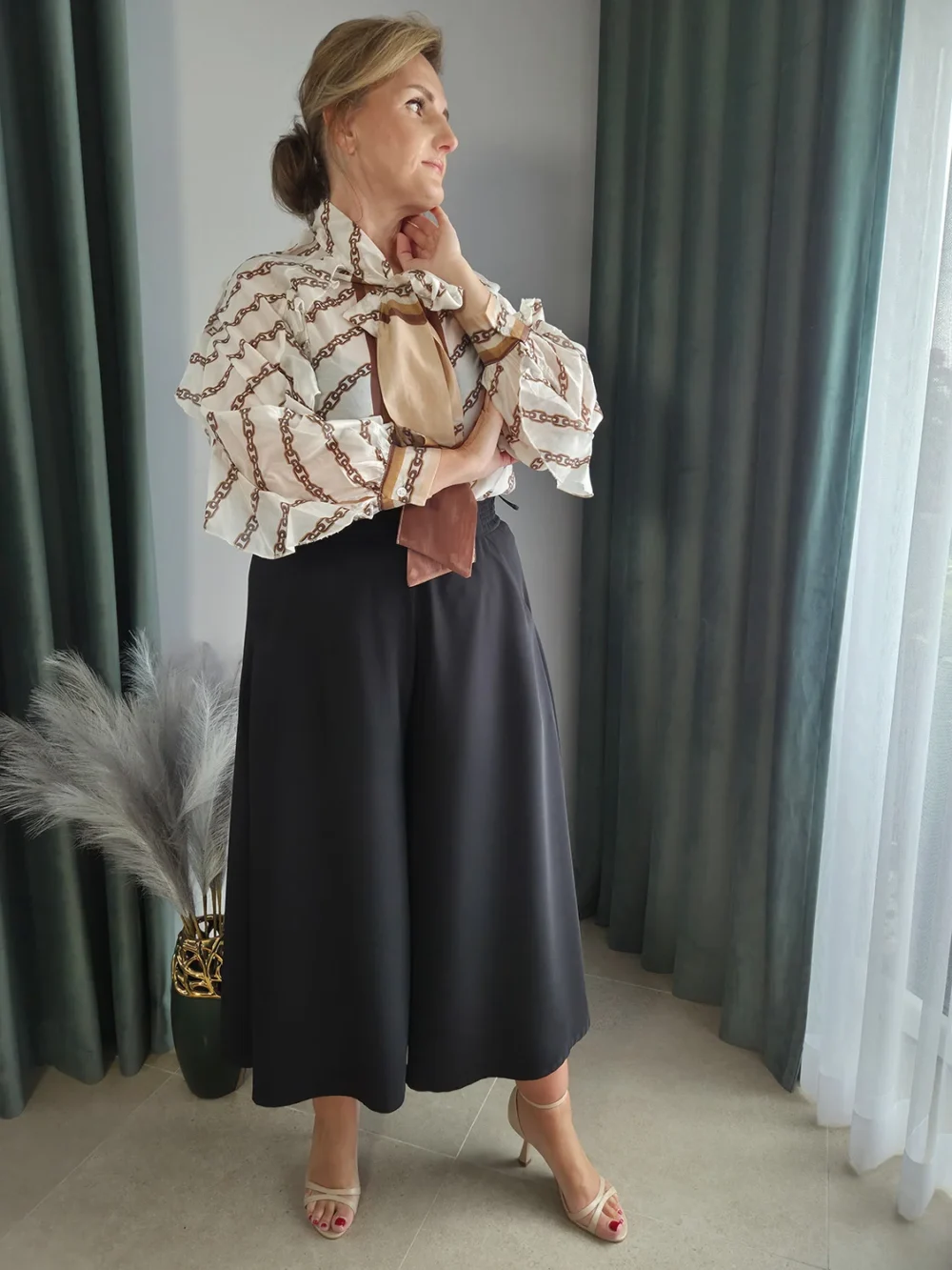 Spódnico-spodnie damskie w kolorze czarnym – elegancki look z koszulą