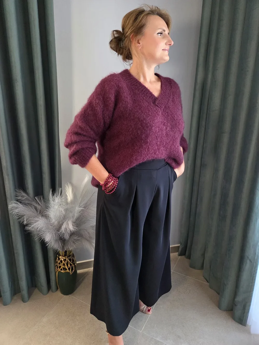 Czarne spódnico-spodnie damskie z kontrafałdą – widok przód stylizacji