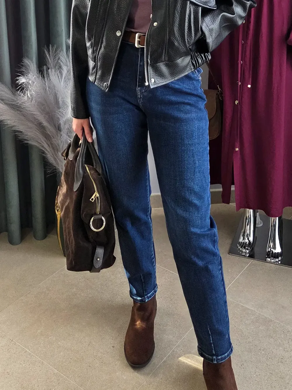 Spodnie skinny leg w kolorze granatowym – widok całej sylwetki