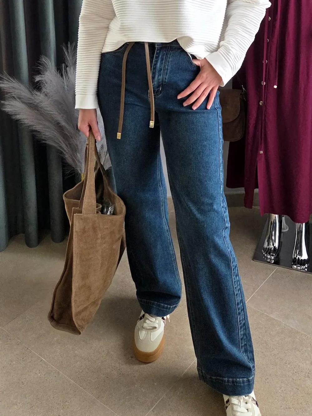 Spodnie damskie szerokie klasyczne – jeans niebieski przetarty, widok z przodu