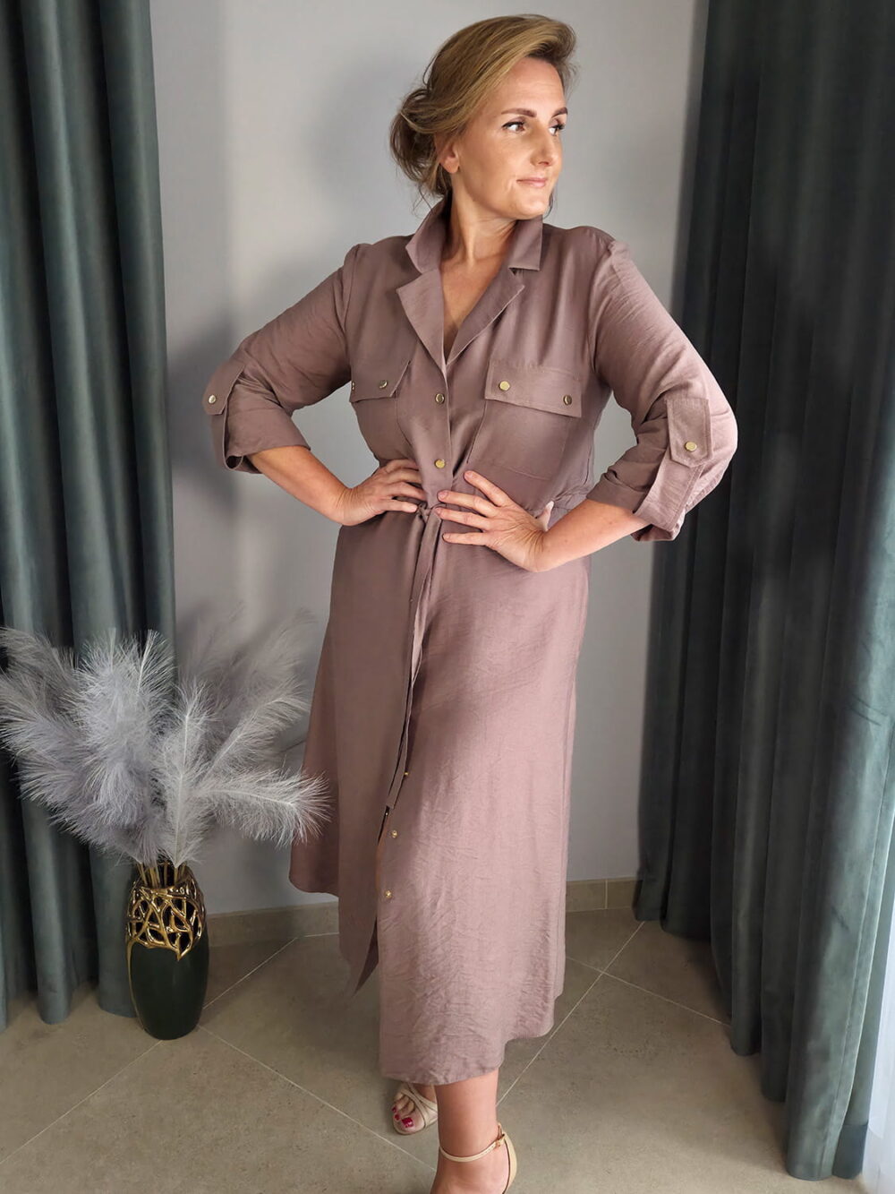 Sukienka w kolorze mokka – elegancja i wygoda