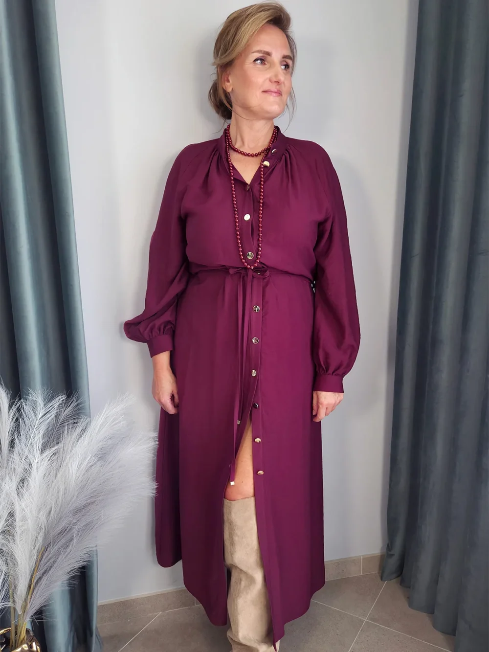 Sukienka na guziki z paskiem – bordowa