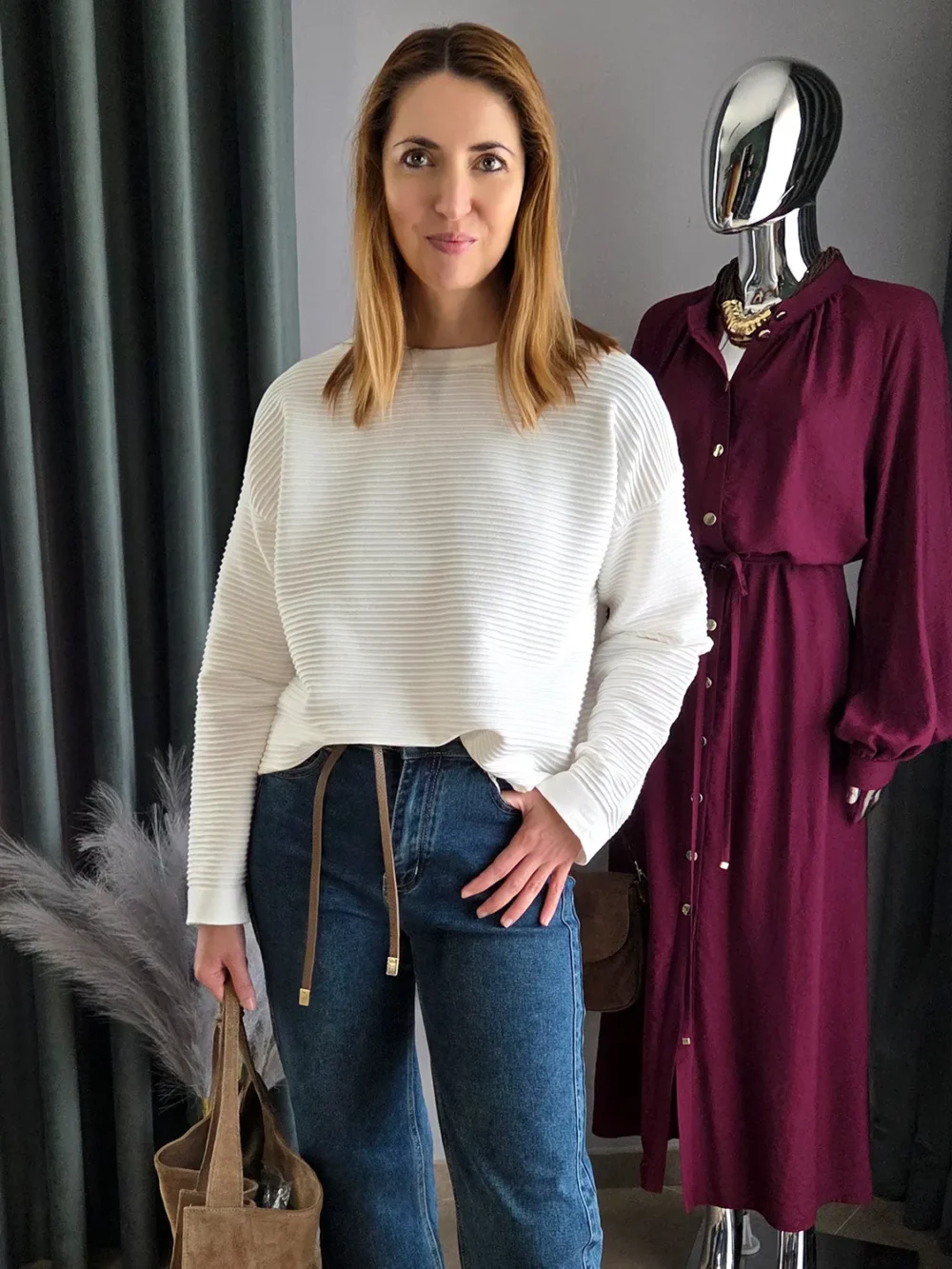 Stylizacja z białym swetrem damskim prążkowanym i jeansami