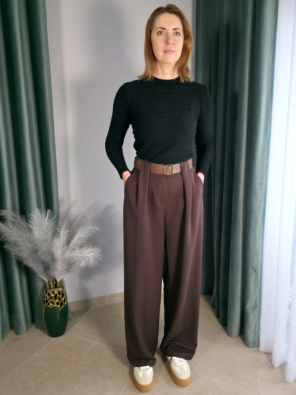 Szerokie spodnie damskie z zakładkami i paskiem – kolor gorzka czekolada
