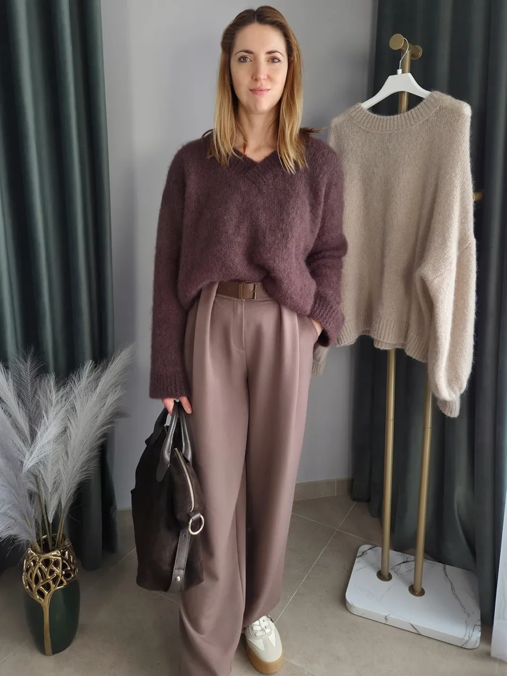 Szerokie spodnie mokka z zakładkami i paskiem – widok na całość