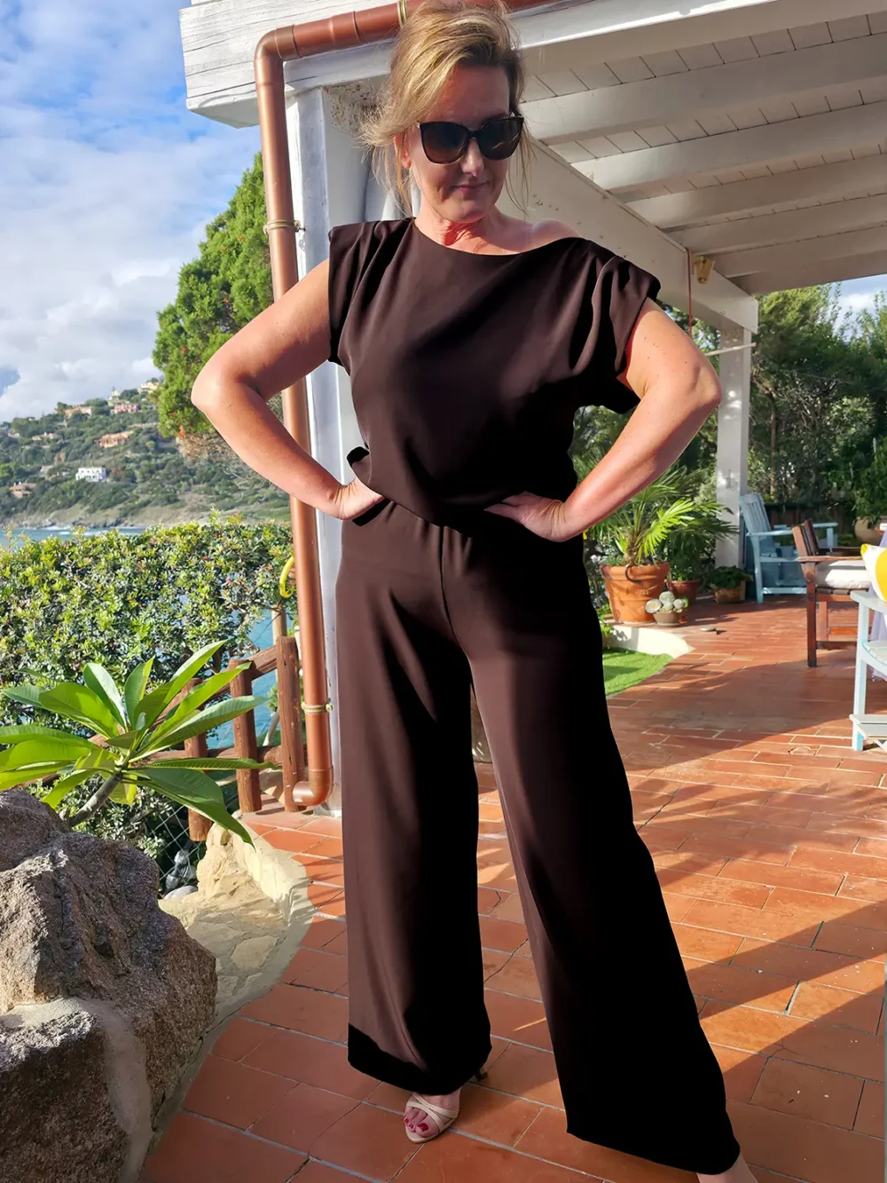 kombinezon w kolorze gorzkiej czekolady z drapowanymi ramionami