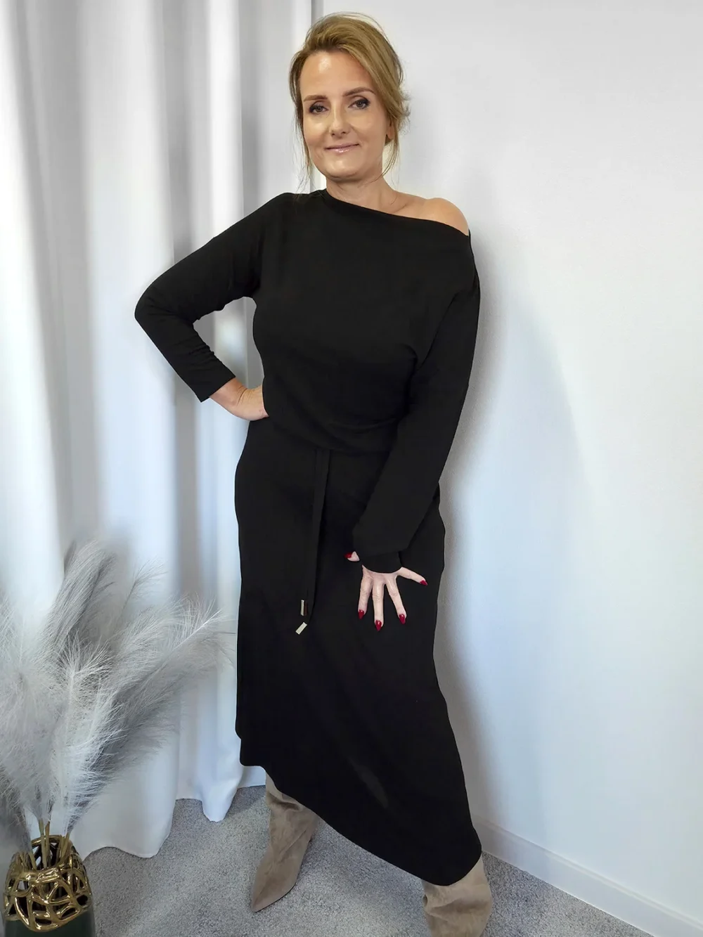 czarna długa sukienka z wiskozy z dekoltem w łódkę