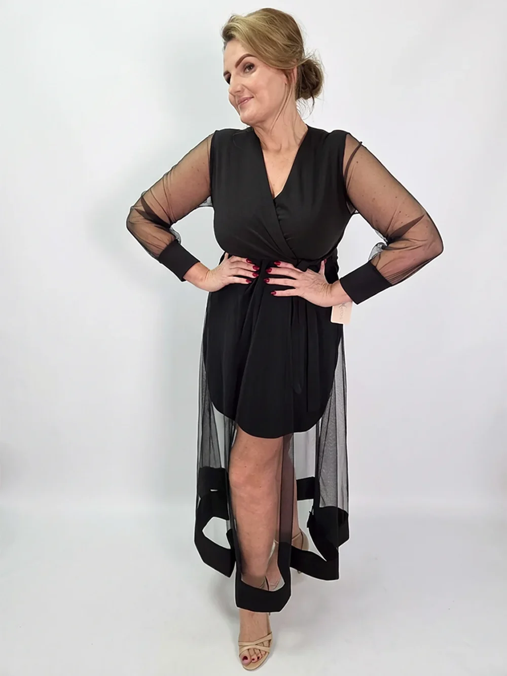 czarna sukienka maxi z tiulową warstwą i kopertowym dekoltem