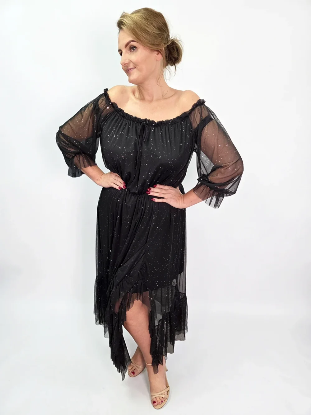 Czarna długa sukienka bling bling z falbanami i hiszpańskim dekoltem