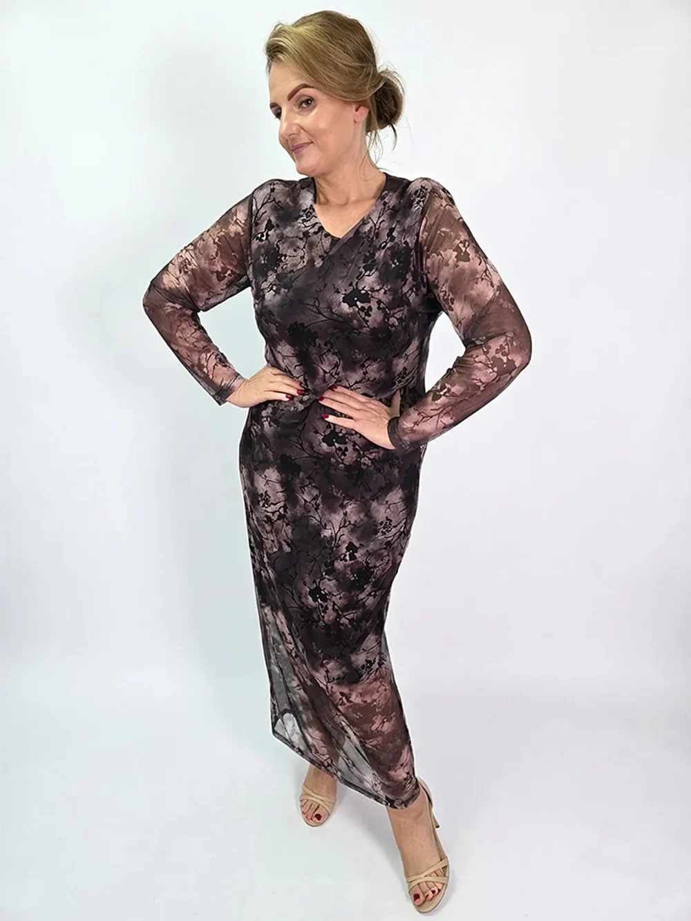 Sukienka maxi w brązowo-beżowy print gałęzi — widok z przodu