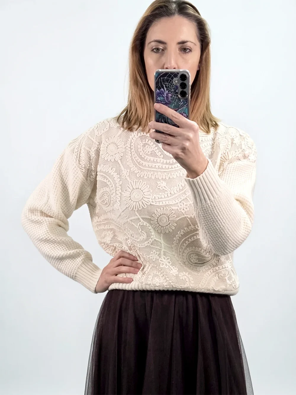 Śmietanowy sweter z okrągłym dekoltem i ściągaczami