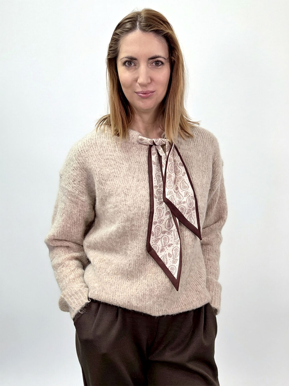 Beżowy miękki sweter z apaszką