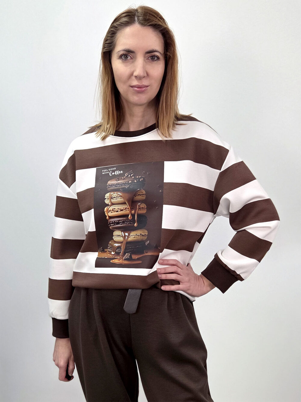 czekoladowo-biała bluza w szerokie pasy