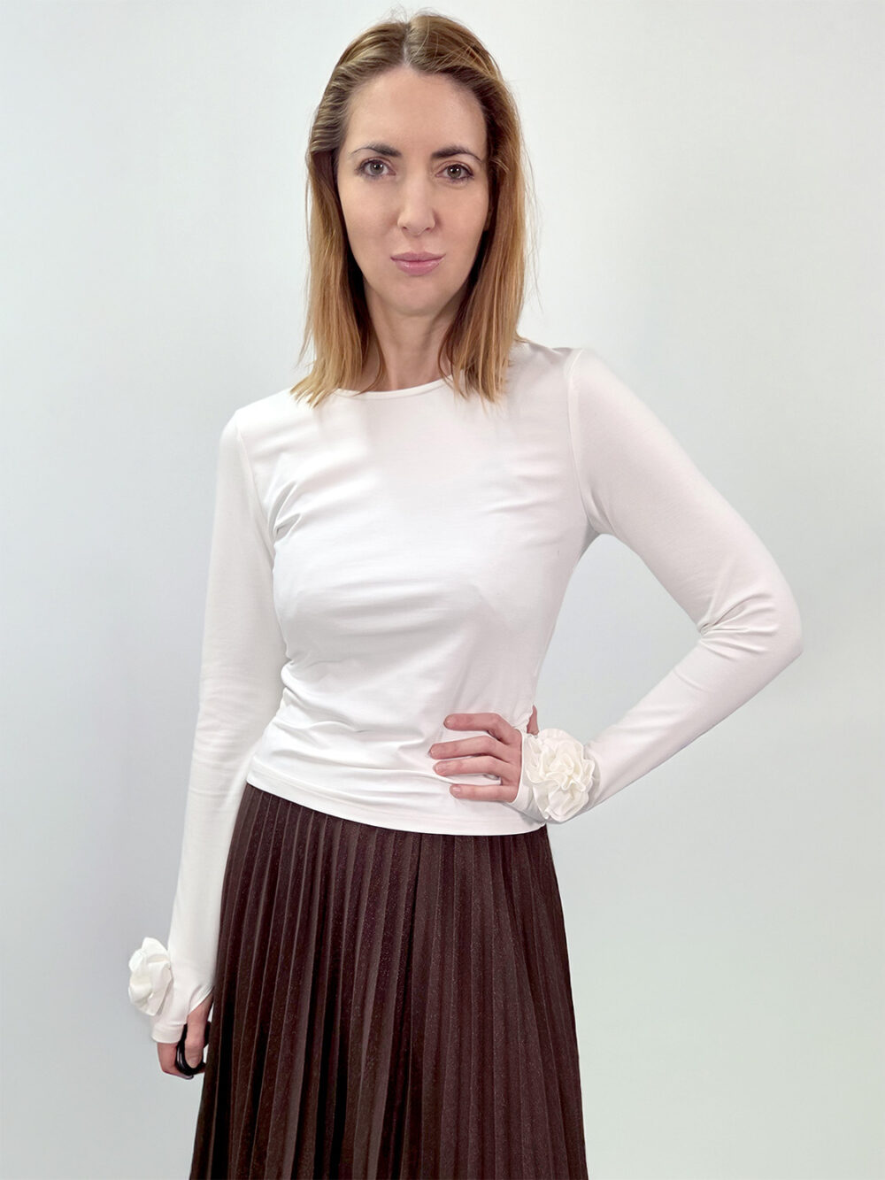 Kremowa bluzka z długim rękawem i okrągłym dekoltem