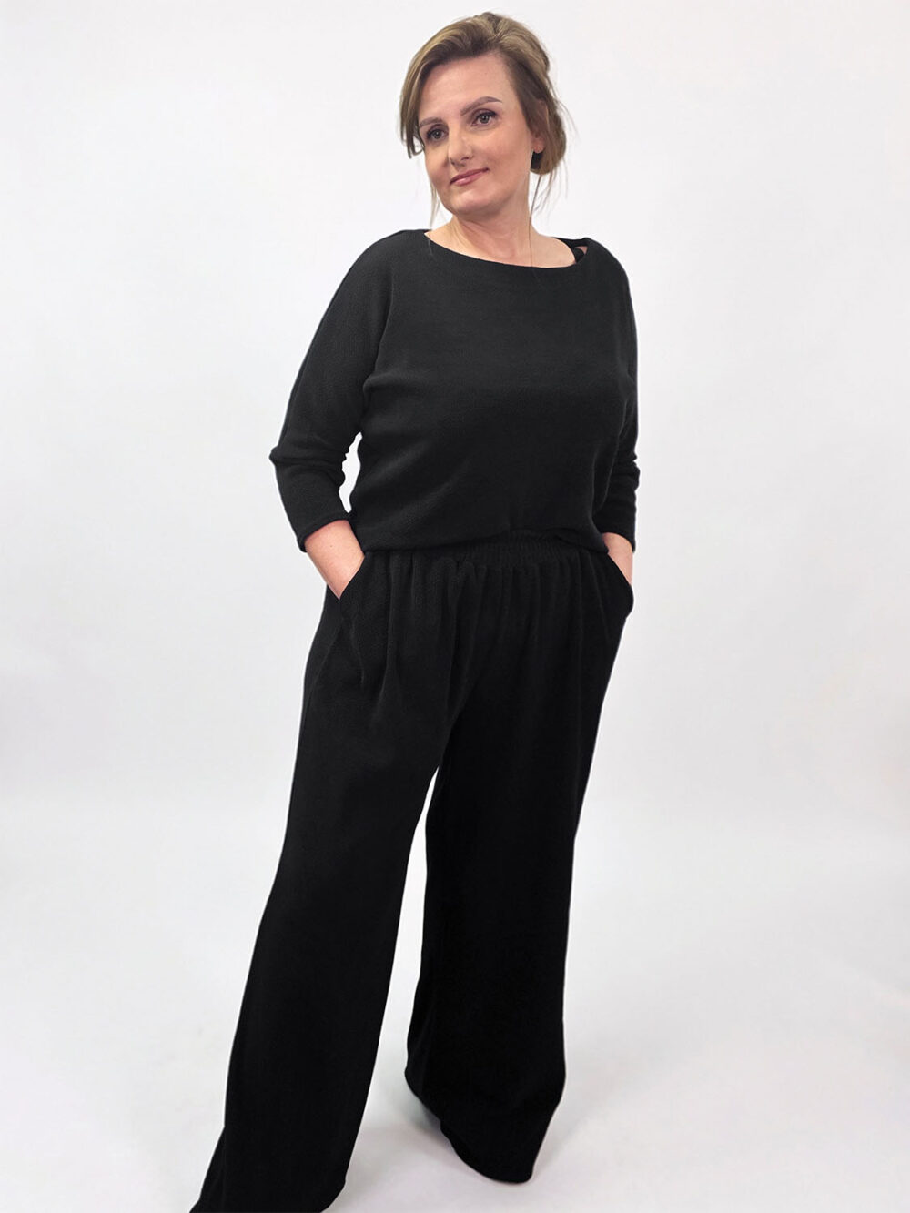 Czarny komplet damski z prążkowanego materiału