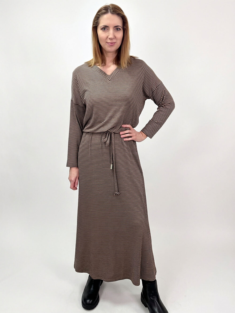 Sukienka tulipan z paskiem w talii i prążkowanym wzorem