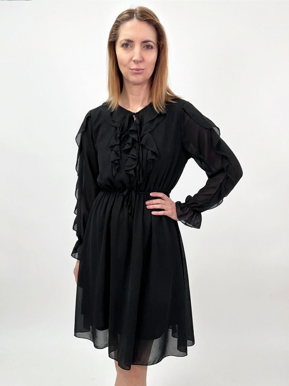 Elegancka sukienka w kolorze czarnym z długim rękawem i falbankami