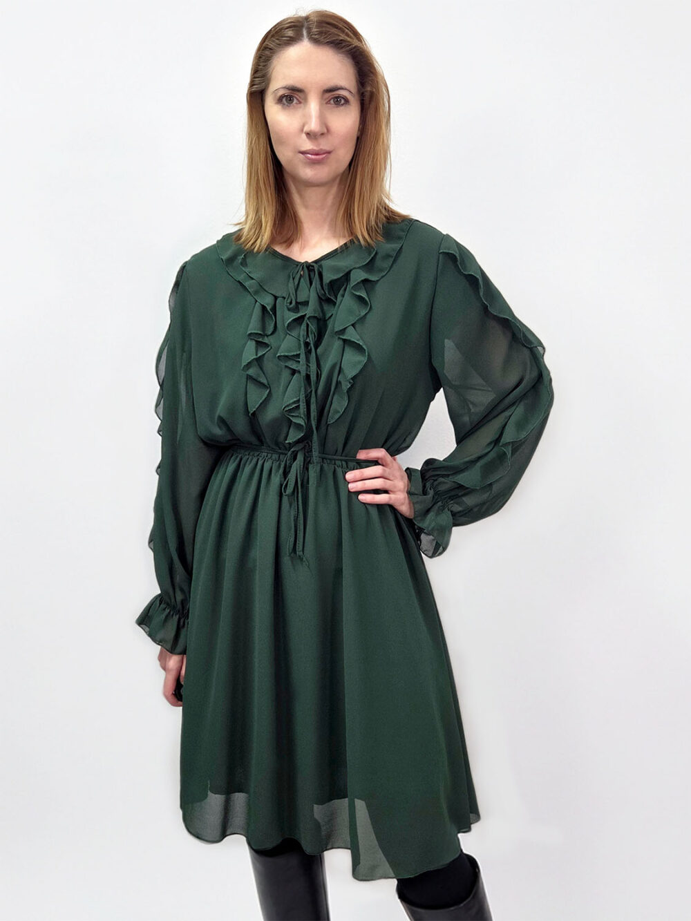 zielona sukienka do kolan z falbankami przód