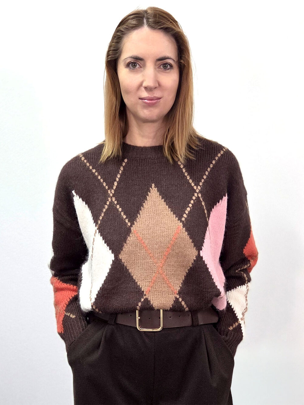 czekoladowy sweter w romby